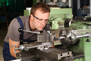 Industriemechaniker bei der Arbeit