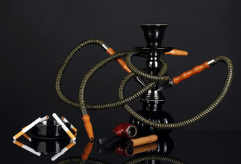 Fototapeta na wymiar Niepalących narzędzia - nargile, cygar, papierosów i rury izolowane