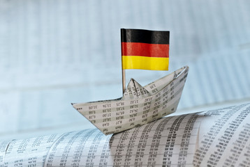 Papierschiff mit deutscher Flagge auf Börsennachrichten - 42348405