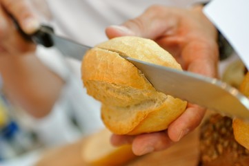 Qualitätsprüfung Brötchen Aufschneiden