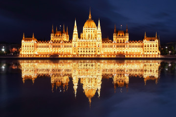 Fototapeta na wymiar Budapeszt - odbicie Parliament.with w Dunaju w nocy