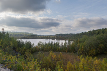 Вид на лесное озеро с холма