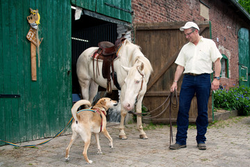 Axel, Nina und Thorsten im Stall