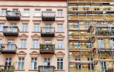 Naklejka premium immeuble rose et immeuble en travaux.