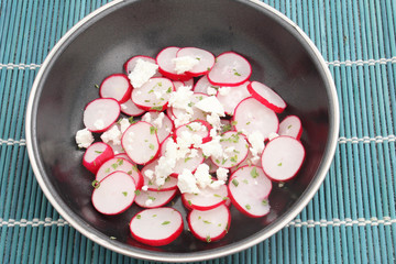 Radieschensalat mit Feta
