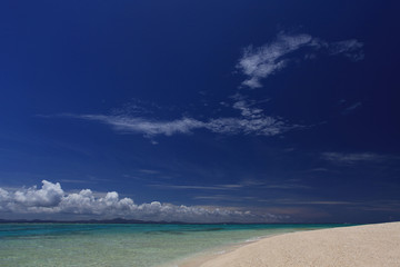 水納島の美しいビーチと青い空