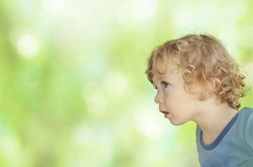 Kind auf sonnig-grünem Hintergrund Naheaufnahme