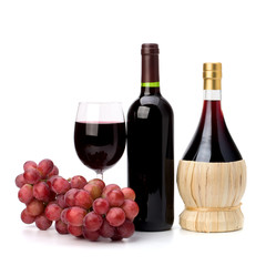 Obraz premium Full red wine glass goblet, bottle and grapes