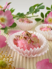 Handgemachte Seifenpralinen mit Wildrosenblüten