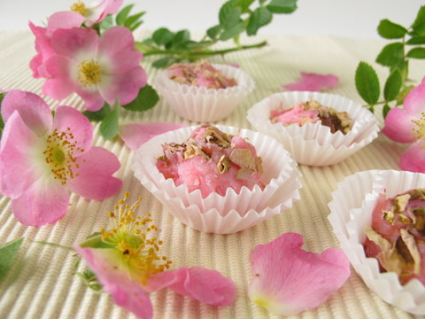 Handgemachte Seifenpralinen mit Wildrosenbl&uuml;ten