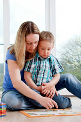 Junge Mama mit Sohn beim Spielen