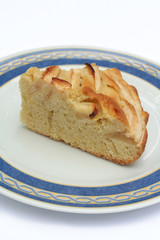 torta di mele su piatto decorato_sfondo bianco