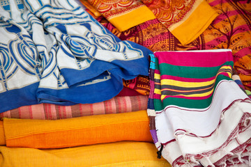 Angebot farbiger Stoffe auf Marktstand