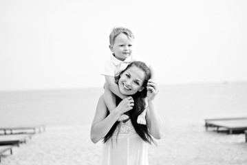 Fototapeta na wymiar Matka z dzieckiem na sandy do wybrzeża