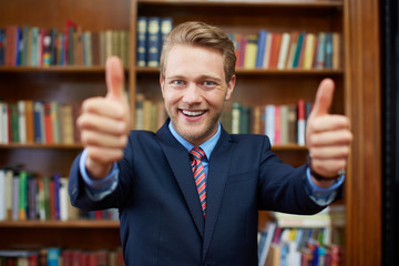 Erfolgreicher Geschäftsmann mit Daumen hoch