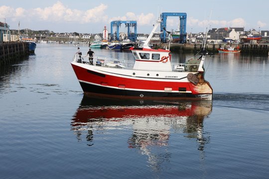 chalutier rentrant au port,guilvinec,bretagne