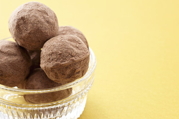 金色の背景に複数のチョコレートのクローズアップ