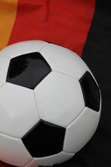 Ein Ball auf einer Deutschlandfahne