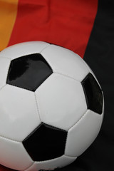 Fototapeta premium Ein Ball auf einer Deutschlandfahne