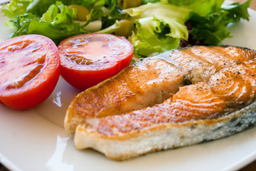 Salmón a la parrilla con ensalada