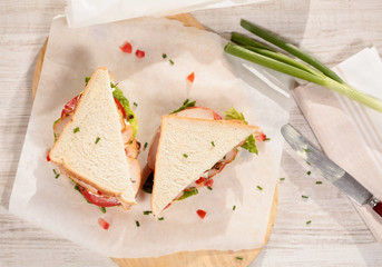 Sandwich mit Putenbrust Salat und Tomate