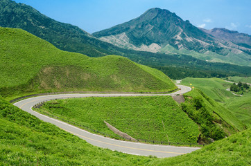 阿蘇の高岳と緑の中の道