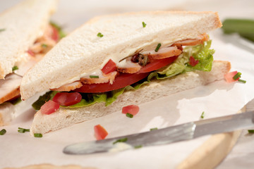 Sandwich mit Putenbrust Salat und Tomate