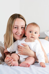 Mama kuschelt mit Baby