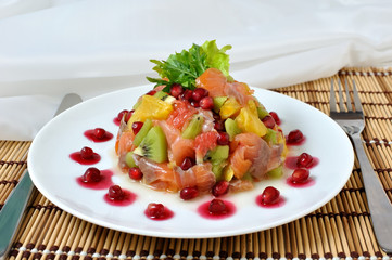 Salmon salad with fruit
