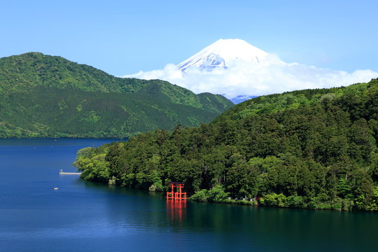 富士と赤鳥居