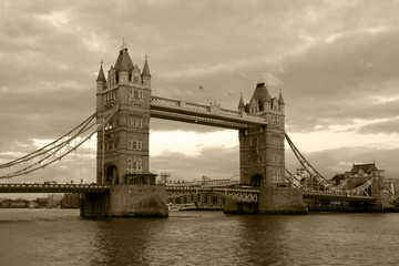 Fototapeta na wymiar Vintage view of Tower Bridge w Londynie. Sepia stonowanych.