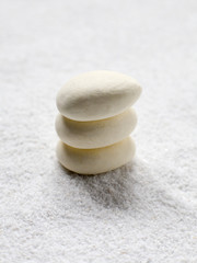 Fototapeta na wymiar galets blanc en équilibre sur sable blanc