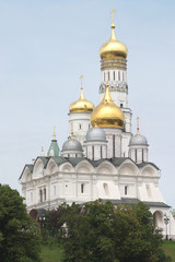 Fototapeta na wymiar Dzwonnica Iwana Wielkiego i Arkhangelskiy Cathedral