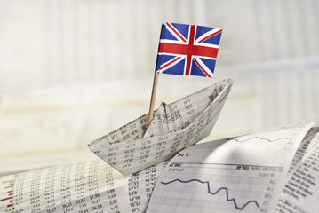 Papierschiff mit britischer Flagge auf Börsennachrichten