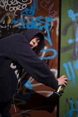 graffitisprüher in aktion wird ertappt