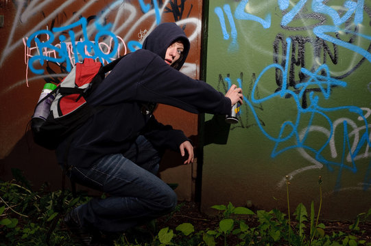 graffitispr&uuml;her in aktion wird ertappt