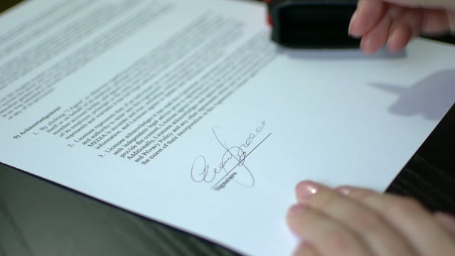 HD1080 Frau unterschreibt ein Dokument