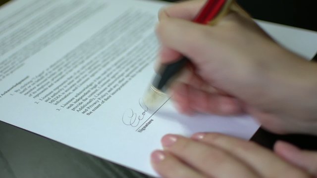 HD1080 Frau unterschreibt ein Dokument