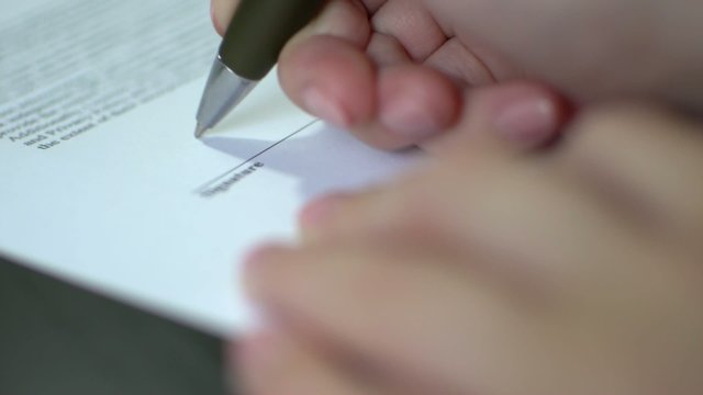 HD1080 Frau unterschreibt ein Dokument