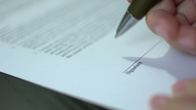 HD1080 Frau unterschreibt ein Dokument