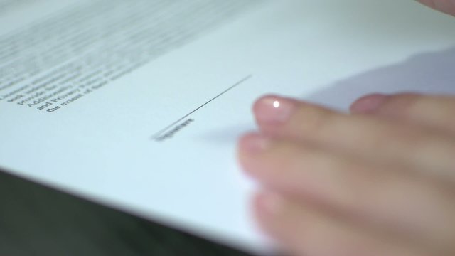 HD1080 Frau unterschreibt ein Dokument
