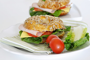 Zwei Bagel mit Schinken und Käse