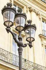 Fototapeta na wymiar Historische Straßenlaterne in Paris, Frankreich