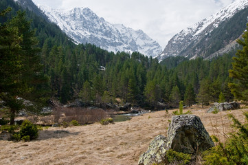 Горный пейзаж у реки © Vadim Turkin