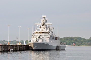 Marineschiff im Hafen