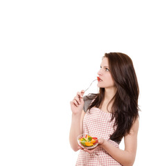 junge frau beim salat essen schaut nach oben