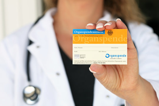 &Auml;rztin pr&auml;sentiert Organspendeausweis