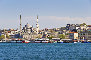La mosquée Neuve vue de la Corne d'Or , croisière sur le Bosphore, Istambul, Turquie