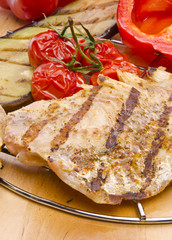 gegrillte lachsfilets mit gemüse