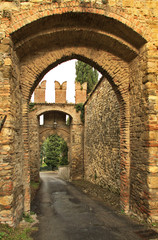 Fototapeta na wymiar Serravalle, wejście do zamku